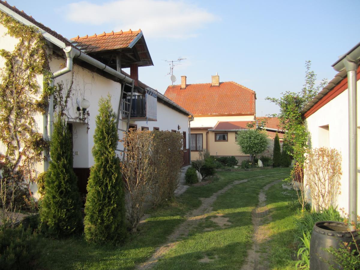 Penzion Bulhary S Vinnym Sklepem Exterior foto