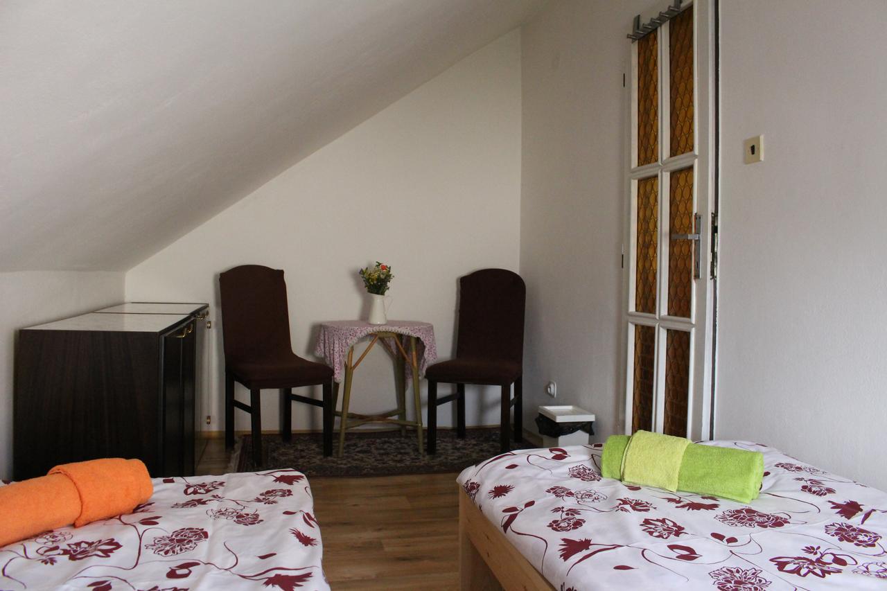 Penzion Bulhary S Vinnym Sklepem Exterior foto